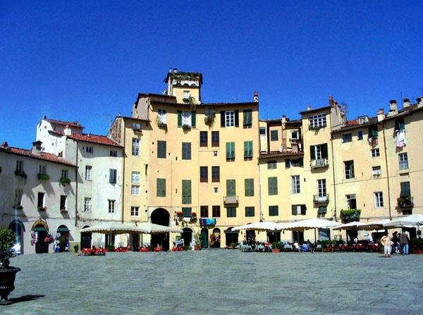 04_la_place_de_lucca